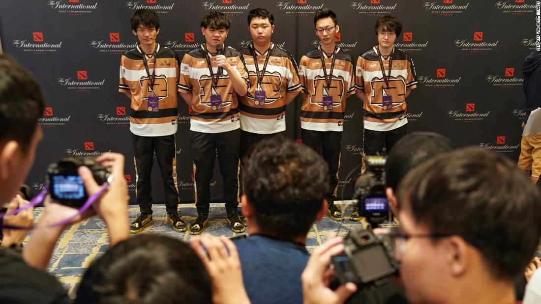 写真撮影のポーズを取るＲＮＧ北京の「Ｄｏｔａ２」チーム/STR/AFP via Getty Images