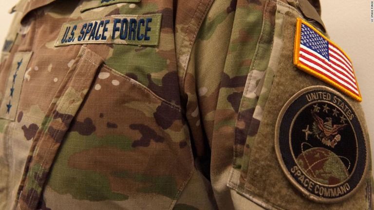 「宇宙軍」の制服が公開されたが、迷彩柄に対して疑問の声も出ている/US Space Force