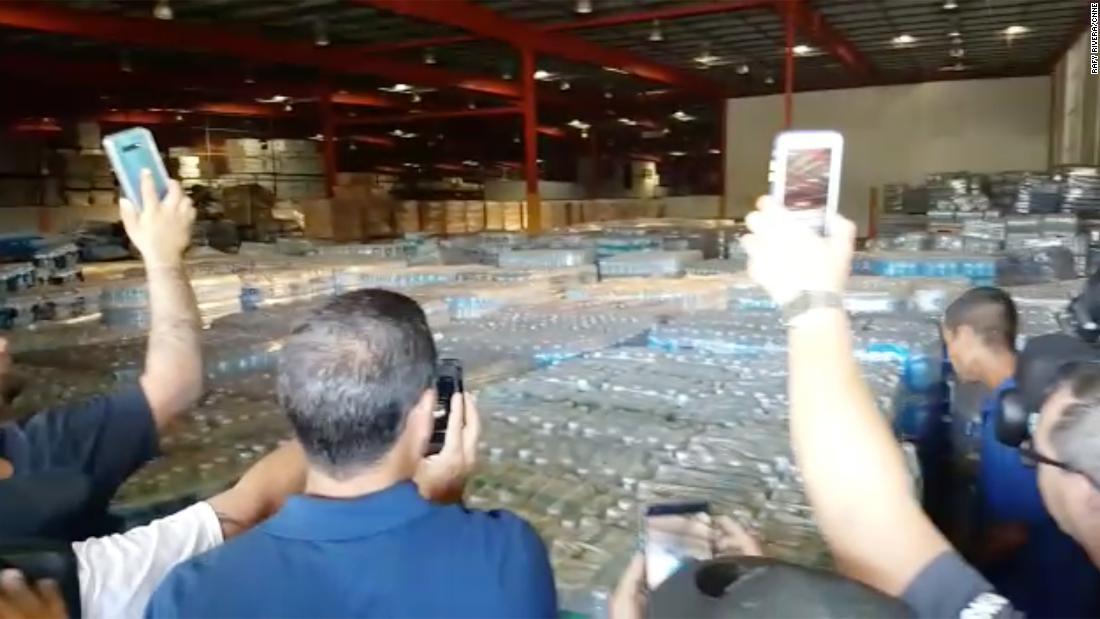 ボトル入り飲料水などの物資で一杯の倉庫/Rafy Rivera/CNNE