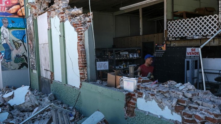 地震の被害に見舞われたプエルトリコで倉庫に放置されたままの救援物資が見つかり、緊急事態対策当局のトップが解任された/Gabriella N. Báez for CNN