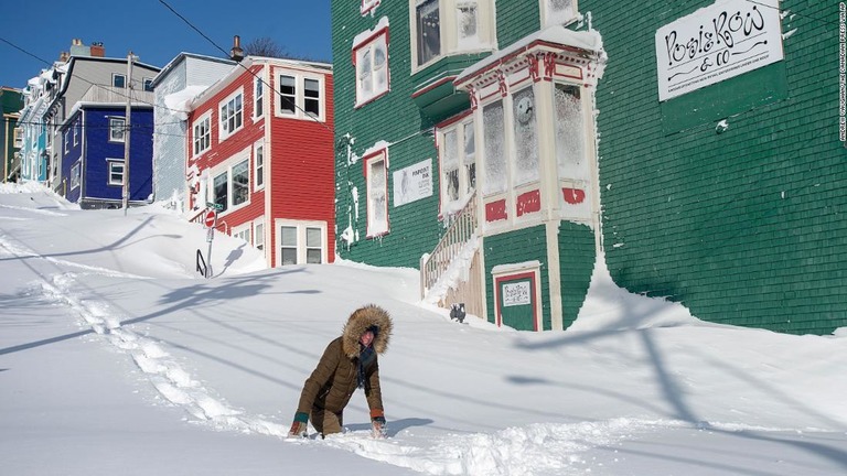 雪道に悪戦苦闘する住民＝１８日、セントジョンズ市/Andrew Vaughan/The Canadian Press via AP