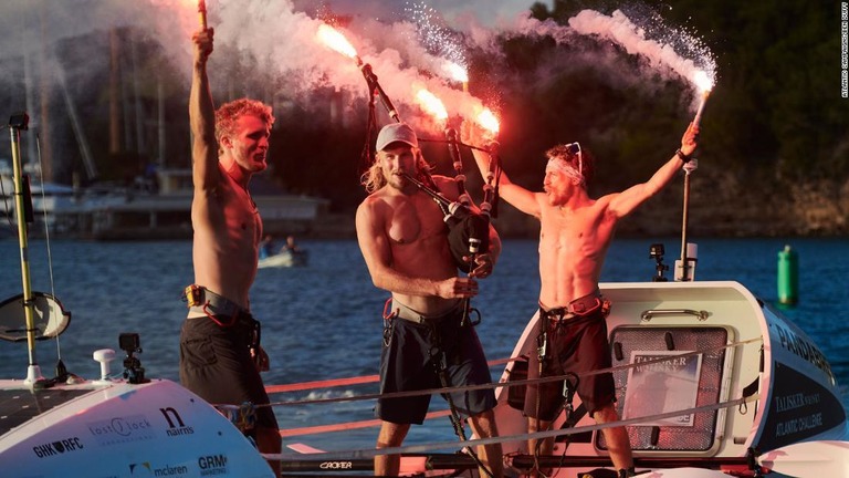 発煙筒を炊き、バグパイプを鳴らして航海の成功を祝うスコットランドの３兄弟/Atlantic Campaigns/Ben Duffy