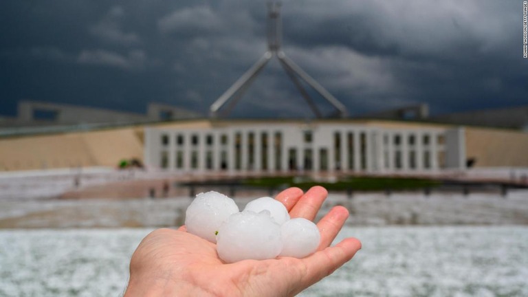 オーストラリア南東部にゴルフボール大のひょうが降り注いだ/Rohan Thomson/Getty Images