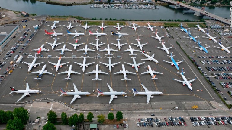 米ボーイングは「７３７ＭＡＸ」の運航再開が今年半ばになるとの見通しを示した/Stephen Brashear/Getty Images