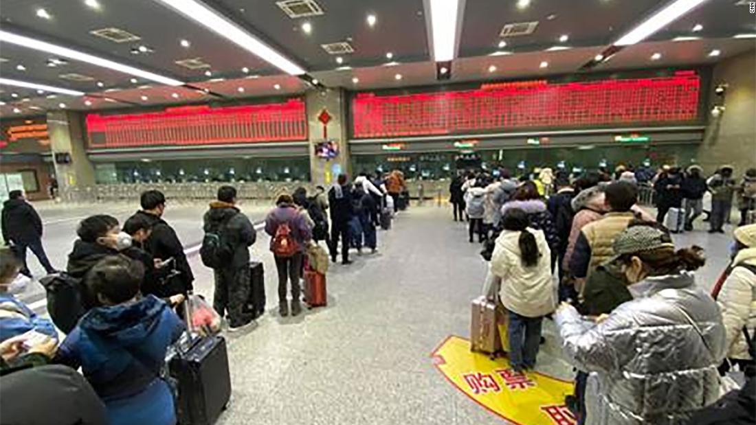 武漢市内の駅には、切符を買い求める人々の行列ができた/CNN