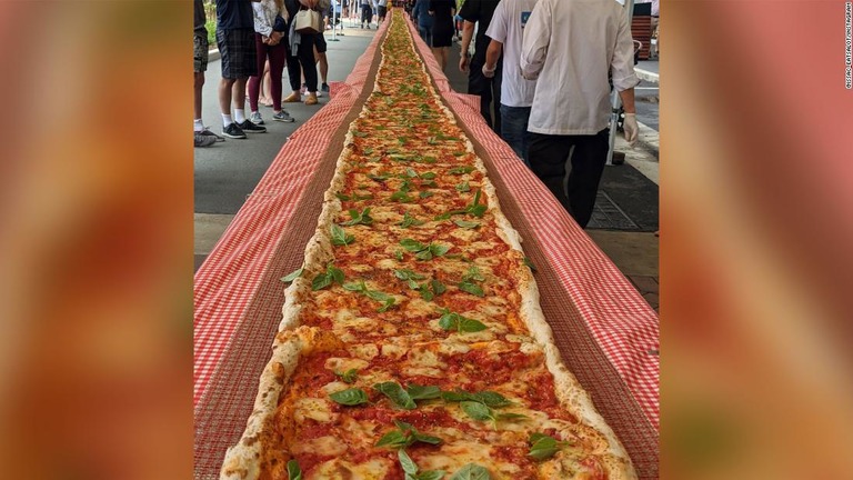 消防士への支援金を募る目的で、長さ１０３メートルのピザが作られた/@issac_eatsalot/Instagram