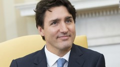カナダ首相、ドーナツの箱を抱えたツイートで物議