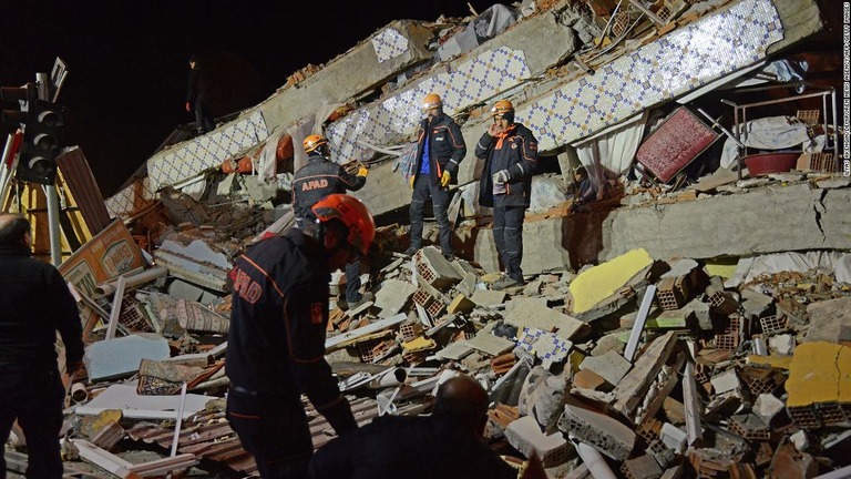 建物の倒壊現場に出動する救急隊や警察＝エラズー県/Ilyas Akengin/Demiroren News Agency/AFP/Getty Images