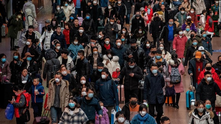 北京の駅で春節を前にマスクを着用する人々が多数となっている/Kevin Frayer/Getty Images