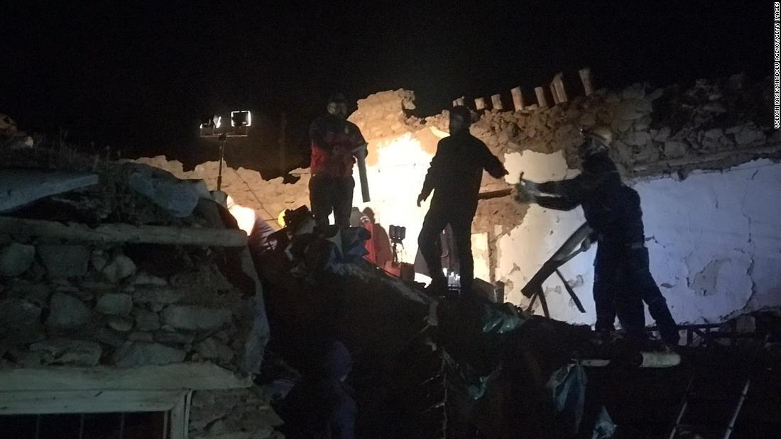 倒壊した建物の中に生存者がいないか捜索＝マラティヤ県/Volkan Kasik/Anadolu Agency/Getty Images