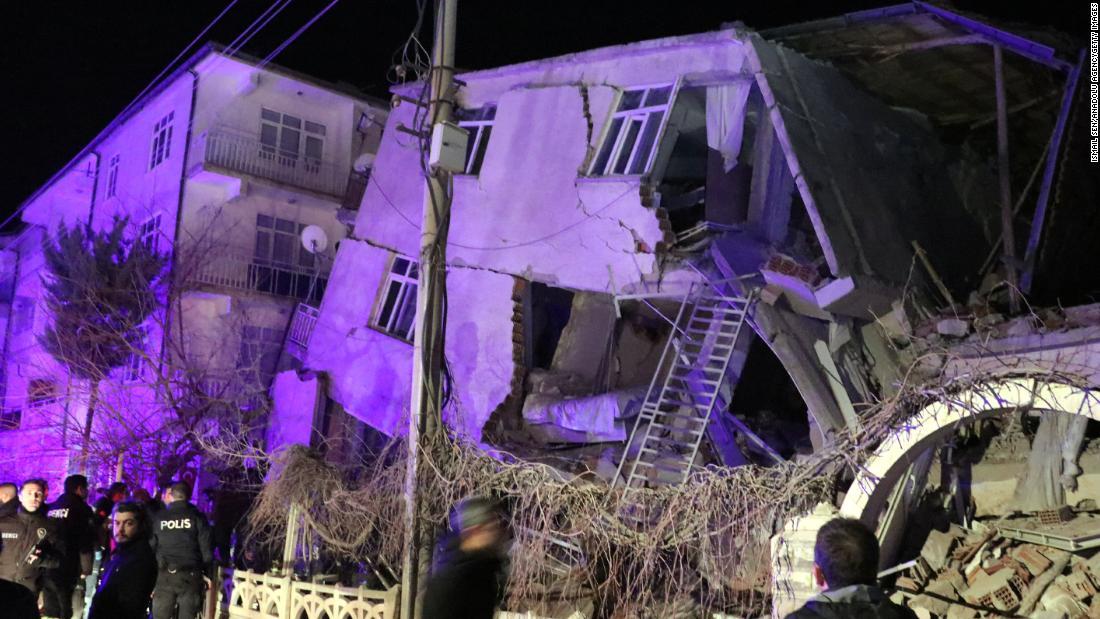 倒壊した建物＝エラズー県/Ismail Sen/Anadolu AgencyGetty Images