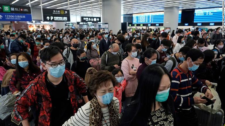 駅で並ぶ人たち＝香港/Kin Cheung/AP/Shutterstock