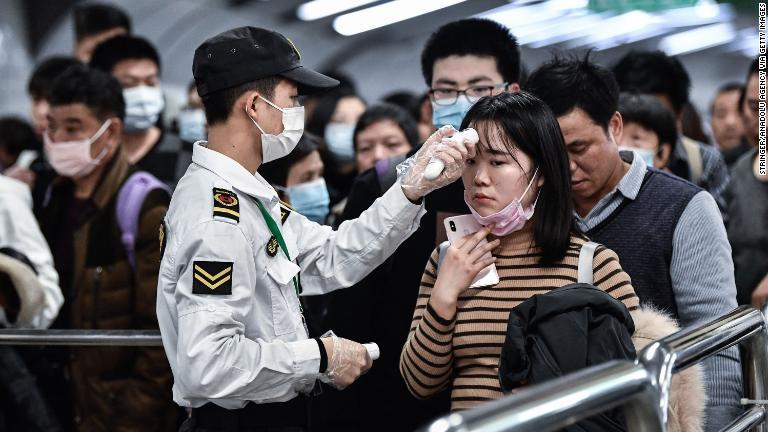 検査を受ける人＝広州市/Stringer/Anadolu Agency via Getty Images