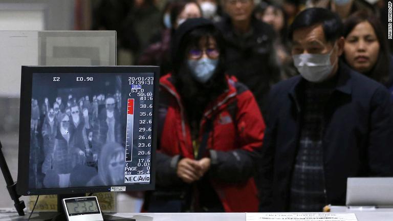 サーモグラフィーで検査を受ける海外からの観光客＝２３日、関西国際空港/Makoto Kondo/AP