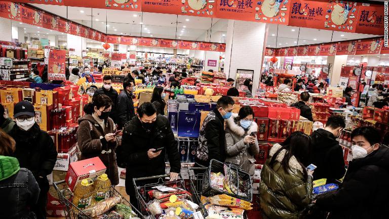 武漢市の店舗で買い物をする人たち/Stringer/Getty Images