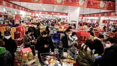 武漢市の店舗で買い物をする人たち