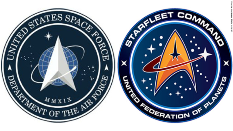 左がこのほど公開された「宇宙軍」のロゴ。右は「スタートレック」に出てくる「宇宙艦隊」の紋章/US Space Force, Paramount Pictures