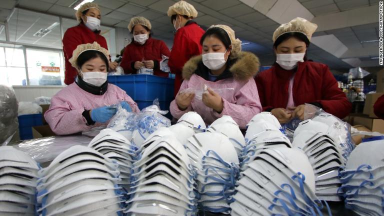 工場でマスクを作る作業員＝２３日、河北省/Stringer/EPA-EFE/Shutterstock