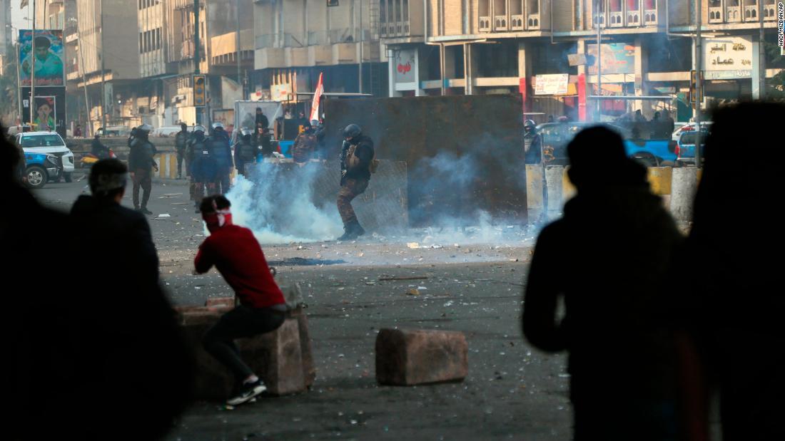 デモ参加者に催涙弾を発射する治安部隊員＝２５日、イラク首都バグダッド/Hadi Mizban/AP