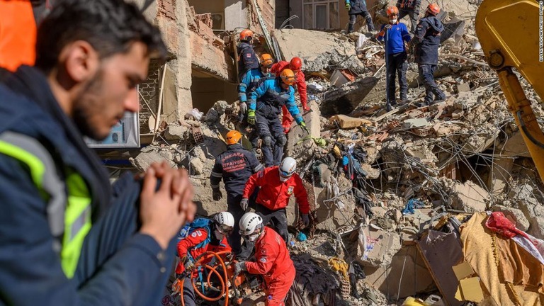 救助隊ががれきの中を捜索する様子＝２５日、エラズー県/Bulent Kilic/AFP/Getty Images