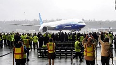 着陸後にはボーイングの従業員から歓声が上がった