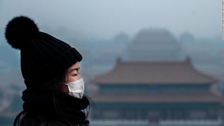 新型肺炎による中国本土の死者が８０人となった/Kevin Frayer/Getty Images AsiaPac/Getty Images
