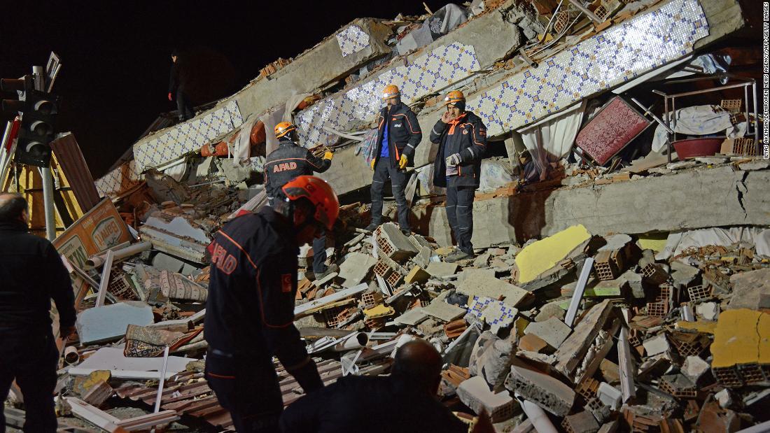 建物の倒壊現場で救助隊や警察が作業に当たる様子/Ilyas Akengin/Demiroren News Agency/AFP/Getty Images