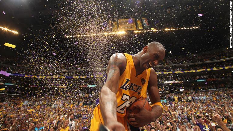 ２０１０年のＮＢＡファイナルで勝利を祝うブライアント選手/Nathaniel S. Butler/NBAE/Getty Images