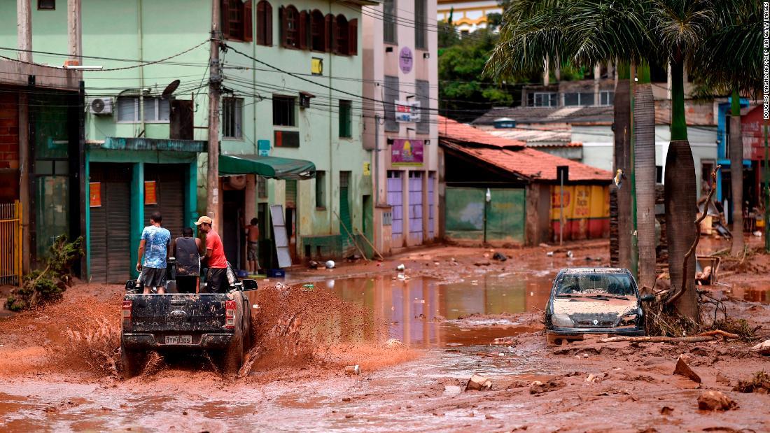 冠水した道路を走行するトラック/DOUGLAS MAGNO/AFP/AFP via Getty Images