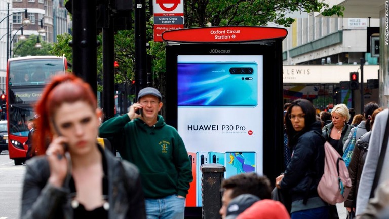 英政府は、次世代通信規格「５Ｇ」の通信設備について、中国ファーウェイ製の機器を一部容認すると明らかにした/Tolga Akmen/AFP/Getty Images
