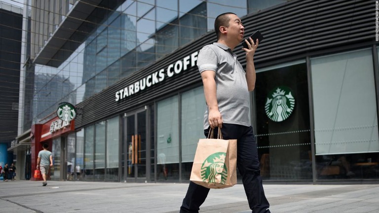 スターバックスが中国で展開する店舗の半数以上を休業/Wang Zhao/AFP/Getty Images