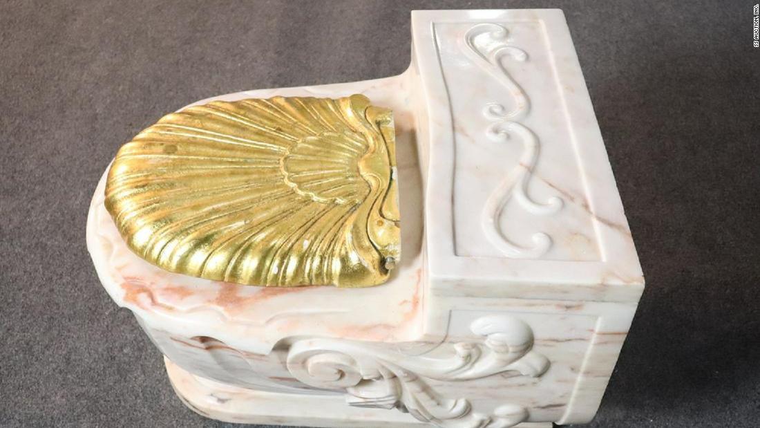 4250ドルで落札した黄金のトイレ/SS Auction, Inc.