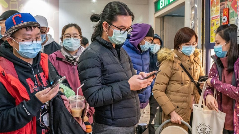 マスクを買い求めてショッピングモールに列をなす香港の人々/Anthony Kwan/Getty Images