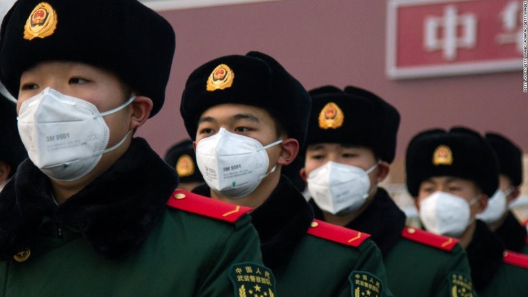 マスクを着用している中国警察の警官ら＝２６日、北京/Betsy Joles/Getty Images AsiaPac/Getty Images