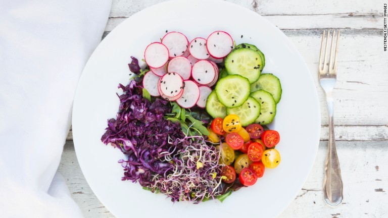レタスやトマト、キュウリといった野菜は水分が多く、それらを使ったサラダは満腹感を増大させる/Westend61/Getty Images