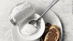 ギリシャとアイスランドのヨーグルトは通常のヨーグルトよりとろみが強く、クリーミーだ。添加されたタンパク質が満腹感を持続させる