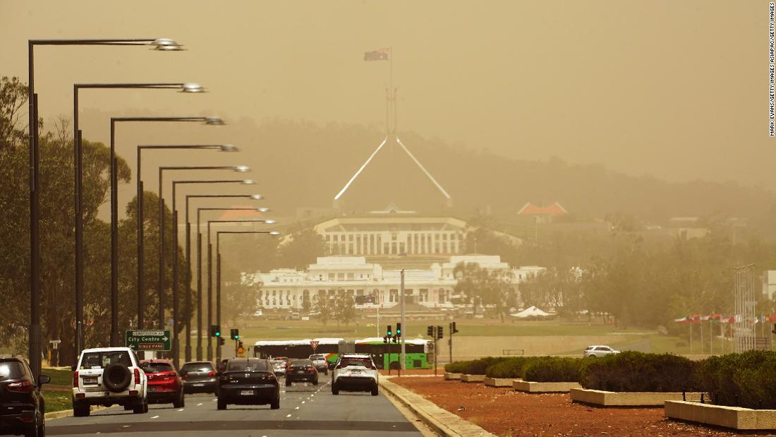 火災の煙は連邦議会議事堂の周囲も覆う/Mark Evans/Getty Images