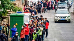 マスクを買うために並ぶ人々＝中国・南寧市