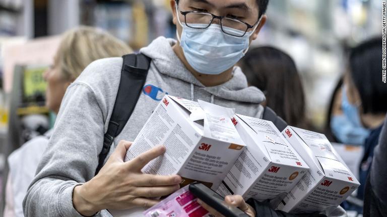 マスクを大量に購入する買い物客＝香港/Justin Chin/Bloomberg via Getty Images