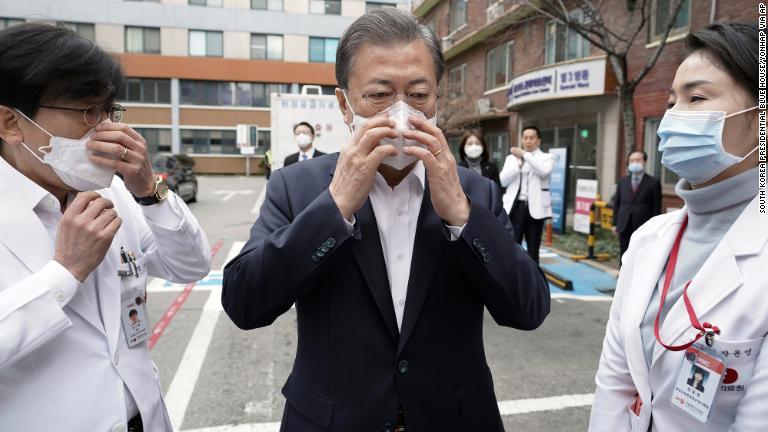 マスクをつける韓国の文在寅（ムンジェイン）大統領/South Korea Presidential Blue House/Yonhap via AP