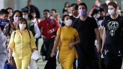 マニラ国際空港に降り立った人たち＝１月２３日