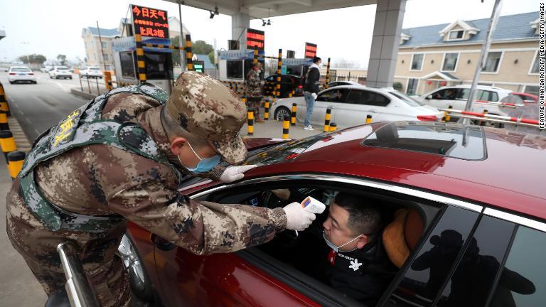 運転手の体温を測る係員＝１月２３日、武漢市/Feature China/Barcroft Media/Getty Images