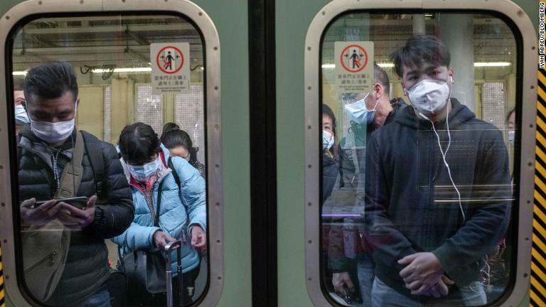 中国本土に近い羅湖駅の電車に乗る乗客/Ivan Abreu/Bloomberg