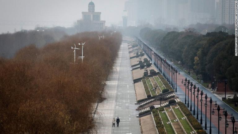 人けのなくなった道路を歩く住民＝中国・武漢市/Stringer/Getty Images