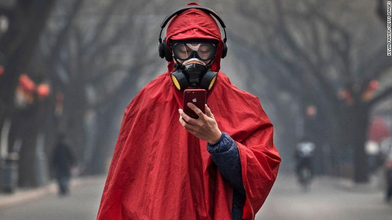 マスクやゴーグルをつけた人＝中国・北京市/Kevin Frayer/Getty Images