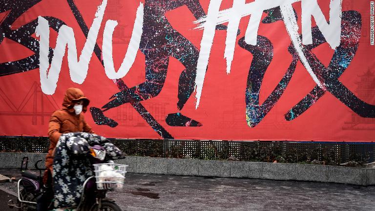自転車に乗る女性＝１月２２日、湖北省武漢市/Stringer/Getty Images