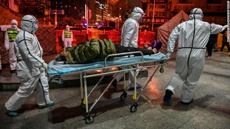 患者を搬送する医療スタッフ＝１月２５日/Hector Retamal/AFP/Getty Images
