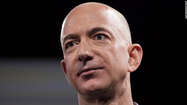 ジェフ・べゾス氏。ＣＥＯを務めるアマゾンの好決算が追い風となり、個人資産が１日で約８０億ドル増加した/David Ryder/Getty Images 