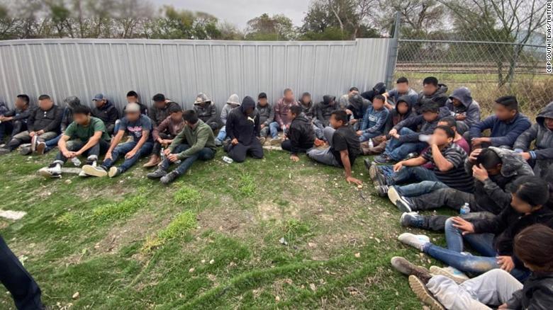 荷台に閉じ込められていた移民らは当局に身柄を拘束された CBP South Texas/Twitter