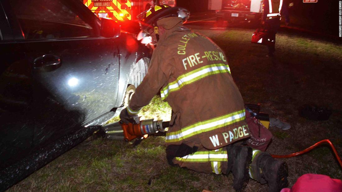 救急隊員は油圧スプレッダーなどを使って女性を救出した/Colleton County Fire Rescue